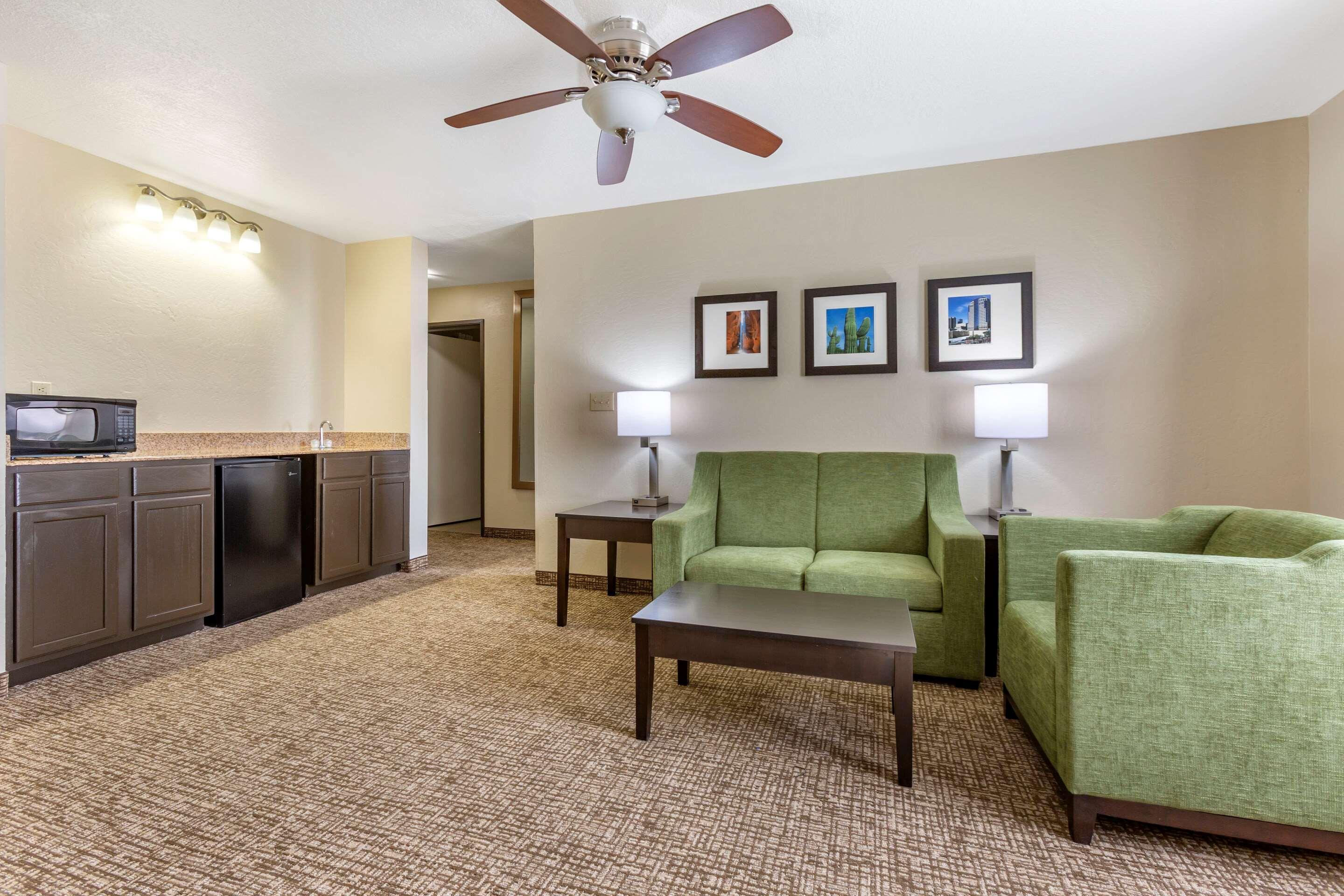 Comfort Inn & Suites Surprise Near Sun City West Exterior photo