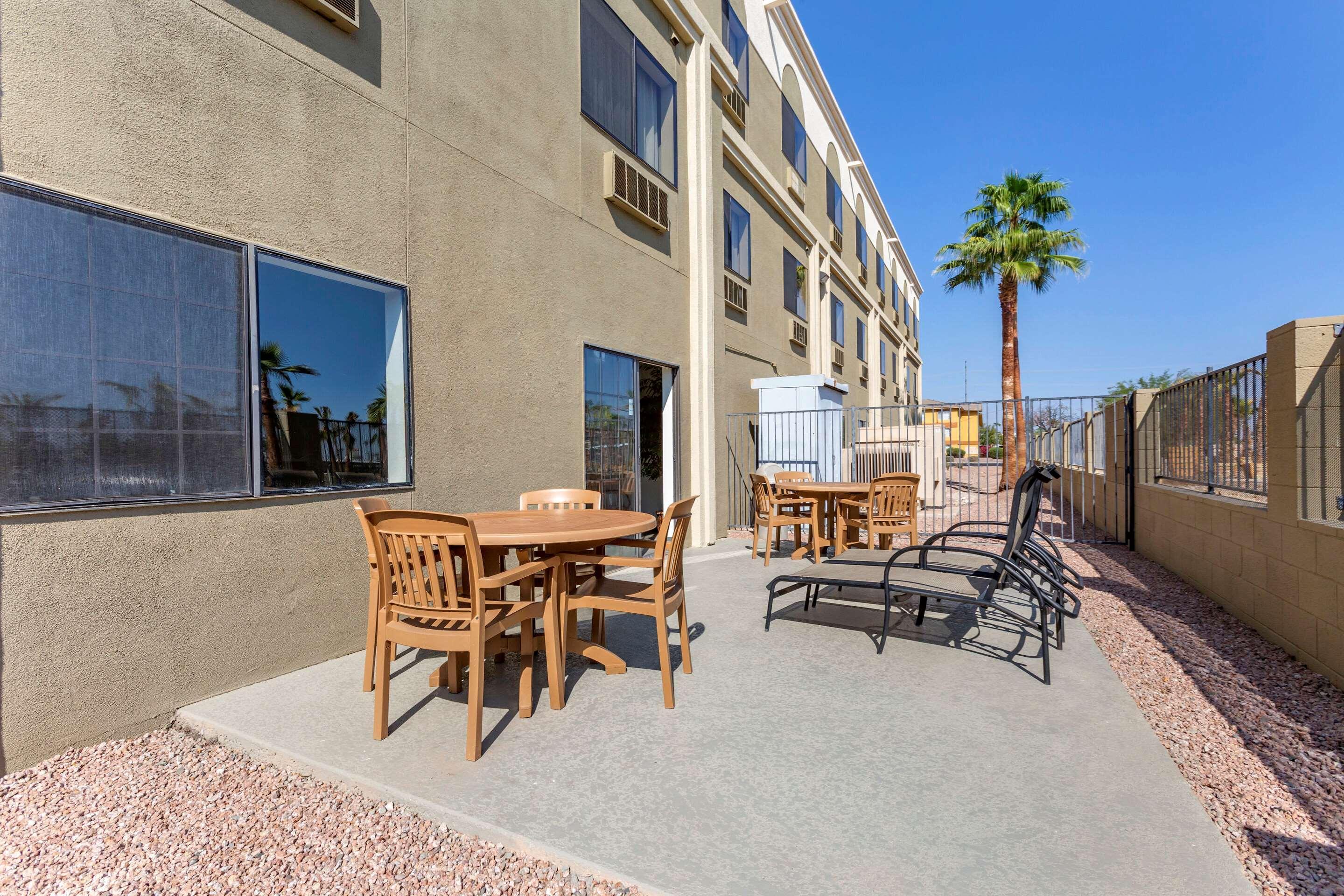 Comfort Inn & Suites Surprise Near Sun City West Exterior photo
